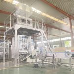 Una macchina confezionatrice automatica per detersivo in polvere da 1-3,5 kg pronta per la consegna.