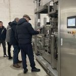 Accogliamo calorosamente i clienti stranieri che desiderano visitare la nostra azienda per ispezionare le attrezzature per balle secondarie